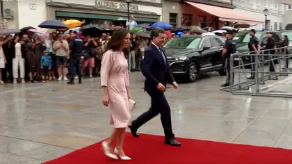 Cum s-a îmbrăcat Mirabela Grădinaru în prima vizită oficială alături de Nicușor Dan. Prima-doamnă a mers împreună cu copii. Gesturile dintre cei doi parteneri au atras toate privirile