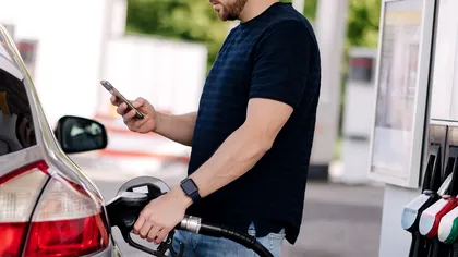 De ce ni se cere să închidem telefonul la benzinărie atunci când alimentăm mașina. Adevărul din spatele avertismentelor