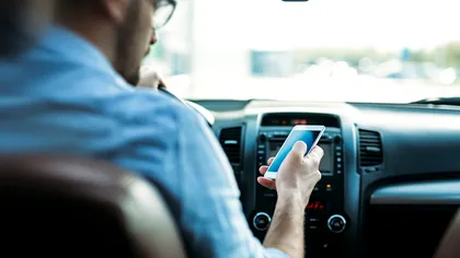 Șoferii pierd 6 minute de atenție pe oră și pot conduce 500 de metri „în orb”, din cauza notificărilor de pe telefon, arată o statistică