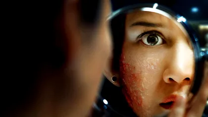 Adevărul incomod despre identitate: Cum să înțelegi „A Normal Woman”, filmul de pe Netflix care zguduie convențiile