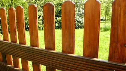 Gardul dintre vecini: ce se întâmplă dacă este ridicat fără acord. Ai dreptul să ceri demolarea?