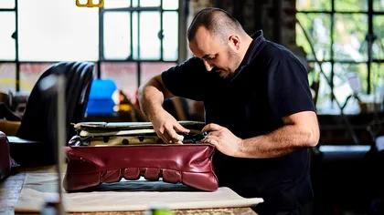 Ce faci când trebuie să muncești în plus pentru că un coleg este în concediu. Cine este de vină și ce drepturi ai ca să nu fii epuizat la job