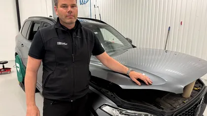 Folia care ar fi trebuit să protejeze, a distrus: pățania unui norvegian cu un Volvo „blindat” în vinil