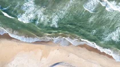 Plaja din România care ascunde o adevărată comoară sub nisip. Puțini știu că pășesc metale rare de o valoare uriașă