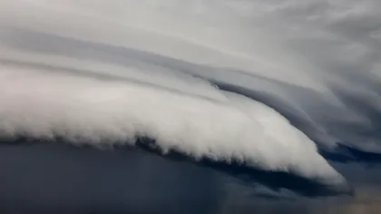 Localităţile sub Cod Roşu de vijelii în următoarele ore. Românii, îndemnaţi să stea în case