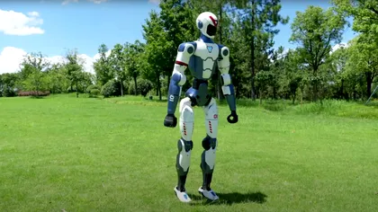 Cât costă cel mai ieftin robot umanoid în 2025. Chinezii au luat fața Tesla și la acest capitol, era inevitabil