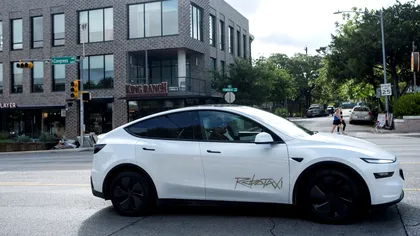 Robotaxi cu probleme: Tesla lovește inexplicabil o mașină parcată VIDEO