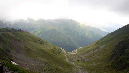 Transfăgărășanul, complet blocat din cauza unei furtuni violente. Cea mai frumoasă șosea din lume, distrusă de viituri și copaci căzuți