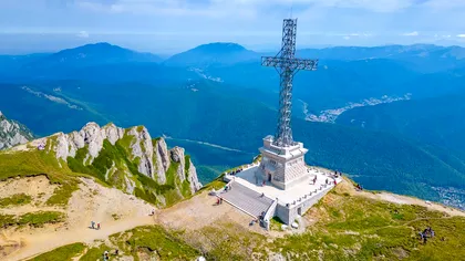 Cum a fost urcată Crucea Caraiman până la 2.291 metri altitudine, în anii '20? Construcţia de aproape 40 de metri a fost dorinţa Regelui Ferdinand și a Reginei Maria