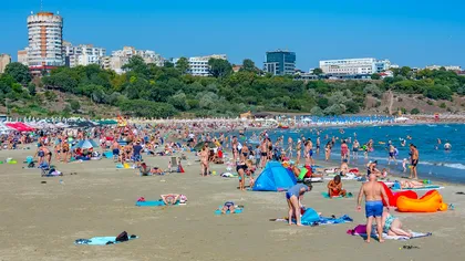 Cum arată litoralul românesc după ce apa mării s-a răcit până la 15 grade. Mulţi turişti încă se bucură de concediu: 