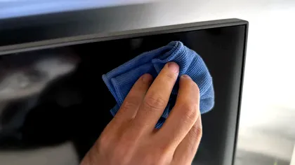 Cum îți cureți corect și eficient ecranul TV sau monitorul de calculator fără să-l strici