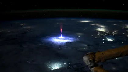 FOTO | Astronaut NASA surprinde un fenomen rar: un „jet uriaș” străpunge cerul dintre nori și marginea spațiului cosmic