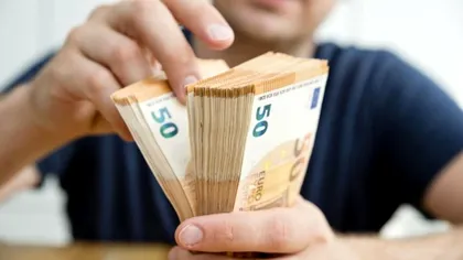 Generația „nu, mulțumesc” lovește din nou – Caz ireal la o firmă care oferă salarii de 5.000 de euro pentru job de acasă. Un student a spus că e prea puțin. Patronul e stupefiat de așteptările tinerilor de la piața muncii
