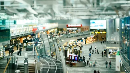 Mâncarea din aeroport, tot mai scumpă. Pasagerii se plâng de tarifele exagerate: „De banii ăștia cumperi doi pui la rotisor”