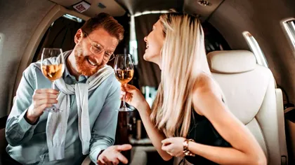 O însoțitoare de bord îndeamnă pasagerii să nu mai bea alcool în avion. Un pahar de vin sau un whisky cu gheață pot părea o idee bună: „Este din cauza presiunii”