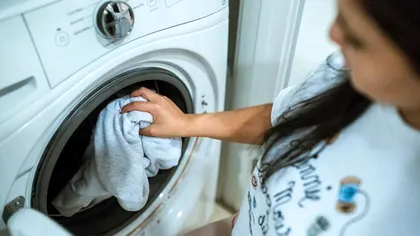 La ce temperatură se spală hainele din poliester pentru a nu se deforma sau micșora