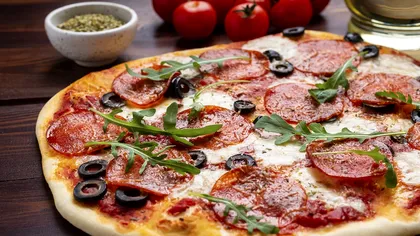 Surpriză pe bonul de plată: un client a fost taxat 50 de cenți pentru piperul negru presărat pe pizza, într-un restaurant din Italia