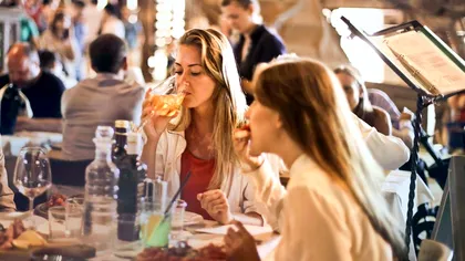 Turiștii, tot mai nemulțumiți de taxele suplimentare de care se lovesc în vacanțe. Pentru ce au fost nevoiți să plătească în plus într-un restaurant din Italia