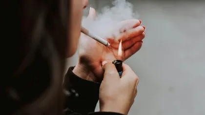 Un oraș din România spune „stop” țigărilor în spațiile publice. Cine încalcă noile reguli plătește scump