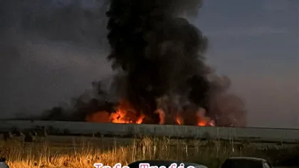 Incendiu cu degajări mari de fum la ”Dragonul Roşu” din Bucureşti. 2000 de mp, afectați de flăcări, o clădire s-a prăbușit parțial
