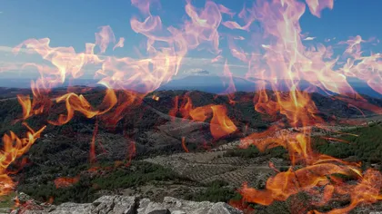 Imagini cu flăcările de pe Insula Thassos. O turistă din România ne-a povestit cum a trăit sub amenințarea incendiului: „Era un miros puternic de fum!” EXCLUSIV