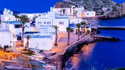 Arată ca Mykonos, dar este în Spania si e mult mai ieftin. Satul incredibil cu case albe și mare turcoaz te va cuceri