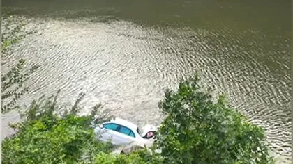 Trafic restricţionat pe Valea Oltului (DN7). O maşină a căzut în apă, ce se întâmplă cu şoferul