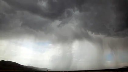 Alerte meteo de ploi torențiale, vijelii și caniculă. Cod portocaliu de vreme rea valabil pentru mai multe judeţe, harta ANM