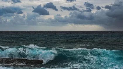 Ghinion pentru românii care sunt la mare zilele acestea. Vântul provoacă valuri mari, prognoza meteo pentru weekend