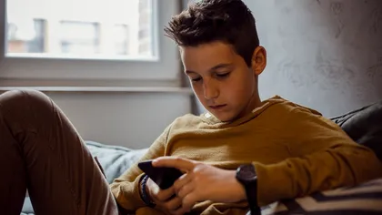 Studiu îngrijorător: Copiii care primesc smartphone-uri înainte de 13 ani prezintă riscuri mari pentru sănătatea mintală