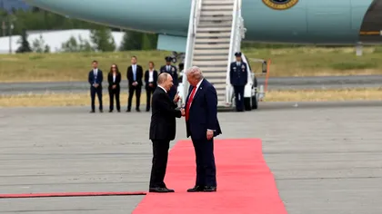 Cât de diferită a fost primirea pe care Donald Trump i-a făcut-o lui Vladimir Putin, față de atitudinea „neprotocolară” față de Zelensky în februarie 2025. Cum i-a întors liderul rus ospitalitatea