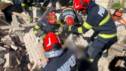 Doi bărbați din Câmpina, prinși sub un perete prăbușit al unei case. Unul dintre ei a fost găsit mort de către pompieri. Update