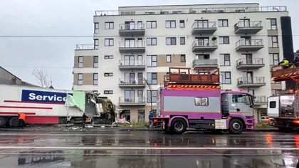 Accident în Cluj-Napoca: un TIR a lovit două autoturisme și s-a oprit într-un bloc. Șoferul a ajuns la spital