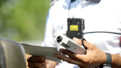 Ce nu are voie să facă niciun polițist cu telefonul personal când îți verifică actele. Drepturile pe care trebuie să le știi