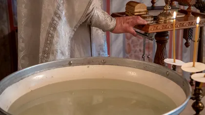 Cine este preotul care a certat o mămică pentru că şi-a hrănit bebeluşul înainte de botez. A început să ţipe în biserică: 