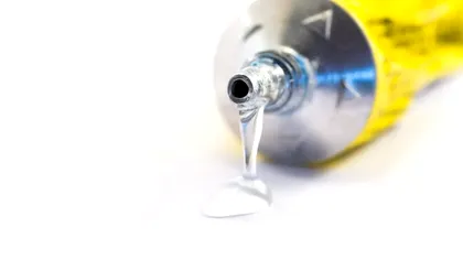 Cum să îndepărtezi superglue-ul de pe aproape orice suprafață