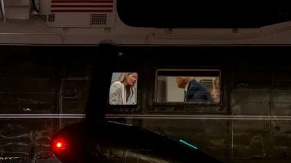 Donald și Melania Trump, surprinși pentru prima dată într-o conversație tensionată pe Marine One. Imaginile au devenit virale