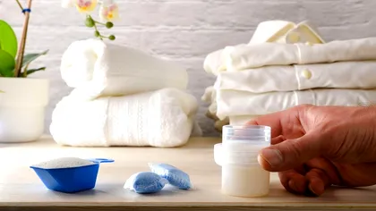 Care detergent spală cel mai bine: lichid, pudră sau capsule? Răspunsul oferit de experții în curățenie