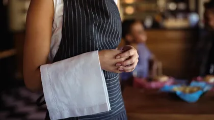Ce înseamnă când chelnerul stă cu mâinile încrucişate în faţa restaurantului? Semnul ar trebui să îngrijoreze clienţii