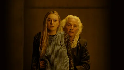 Filmul The Watchers, debut regizoral ambițios, dar cu multe umbre. De ce să vezi, totuși, filmul horror de pe Netflix