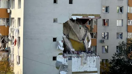 Moment uluitor în blocul din Rahova. Un bărbat, aplaudat de locatari după ce a salvat o rochie de mireasă dintre dărâmături, deşi nu avea voie să intre în clădire