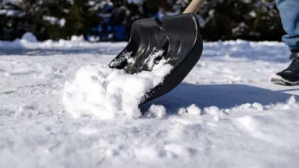 Ce amenzi primești dacă nu îți cureți zăpada din fața casei iarna. Legea îi vizează pe toți proprietarii