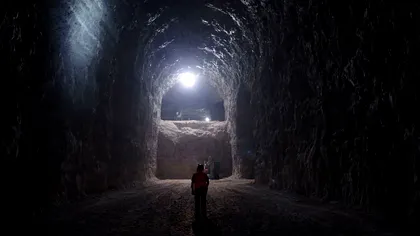 Îngropat adânc într-o mină din munți, în nordul Italiei, se construiește un mega-centru de date, printre depozite de mere, vin și brânzeturi