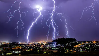 Cod roșu de ploi torențiale în București și cinci județe. Fenomene meteo extreme în jumătate din țară