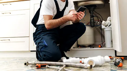 Cum folosesc instalatorii și electricienii ChatGPT pentru reparații în casă. De la cheia franceză la AI, de la țeavă la cloud