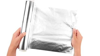 Folia de aluminiu lipită la mânerul ușii: Gestul simplu care rezolvă o problemă neașteptată