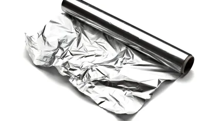 De ce folia de aluminiu are o parte mată și una lucioasă. Care este, de fapt, varianta corectă de utilizare