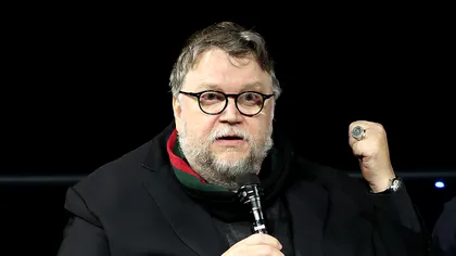 Guillermo del Toro se opune folosirii inteligenței artificiale în filme: „Poveștile noastre trebuie să fie vii, nu generate”