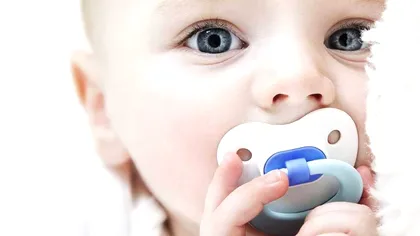 Substanță chimică cu efecte endocrine, găsită în suzete pentru bebeluși. Două mărci se vând și în România