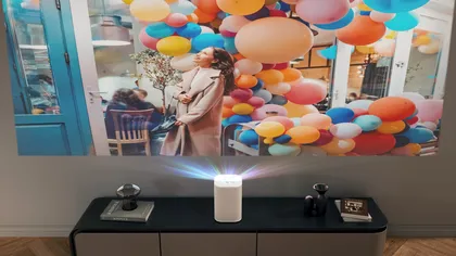 Samsung The Premiere 5, lansat oficial. Videoproiectorul inovativ care poate genera un ecran interactiv de mari dimensiuni